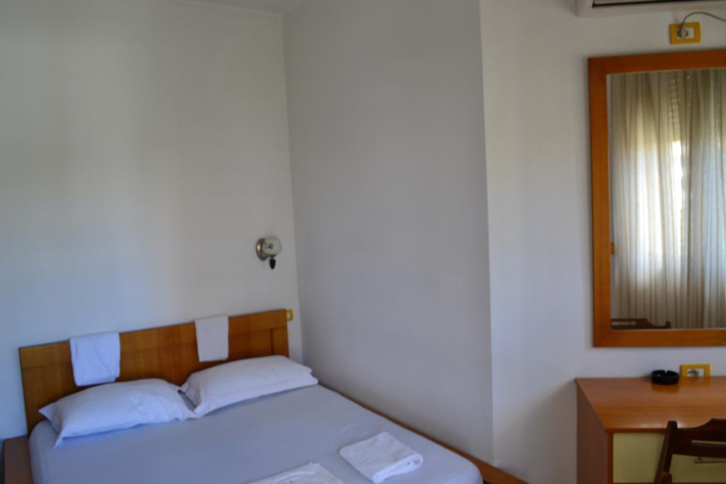 Hotel Alpine Вльора Номер фото