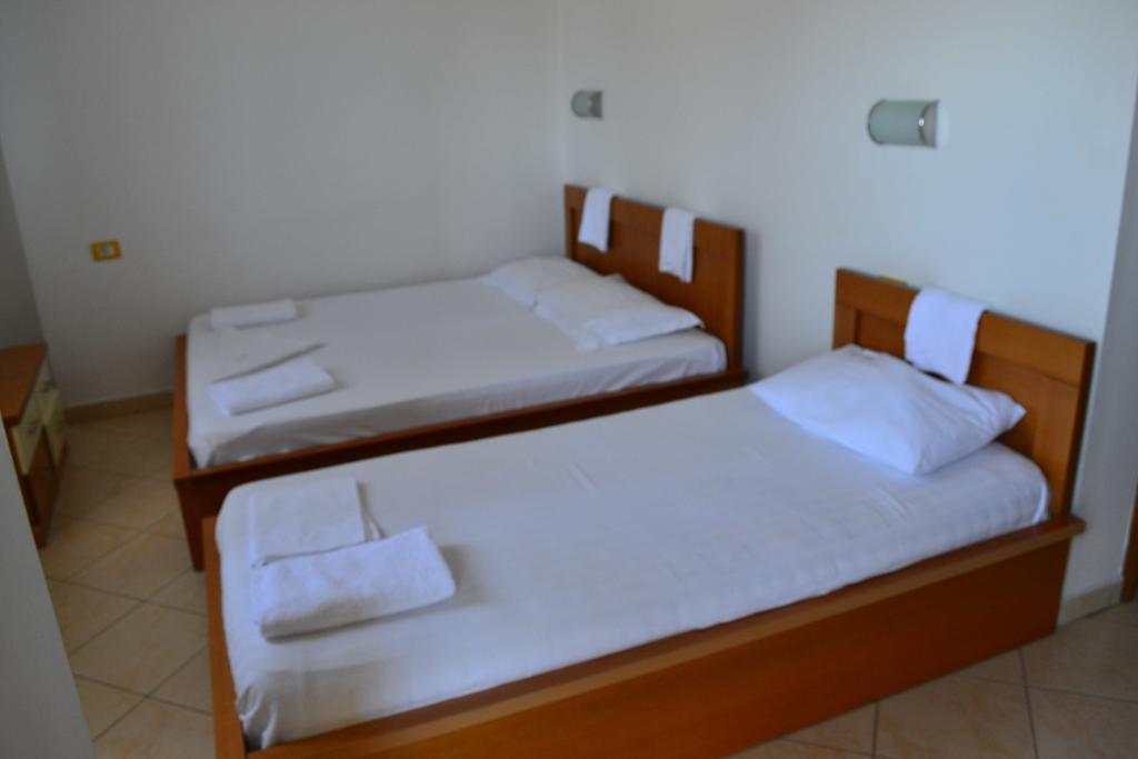 Hotel Alpine Вльора Екстер'єр фото