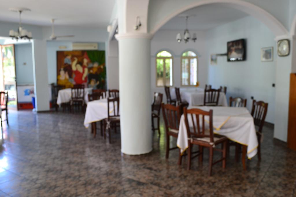 Hotel Alpine Вльора Екстер'єр фото